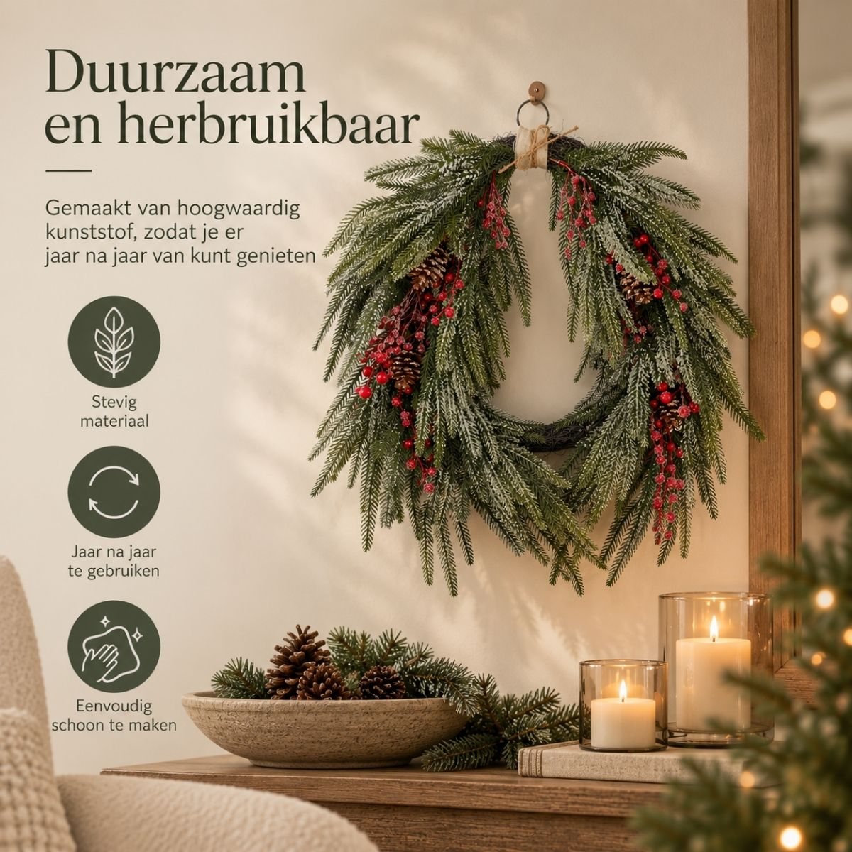 Une couronne de Noël enneigée avec des baies rouges est accrochée au mur au-dessus de bougies.