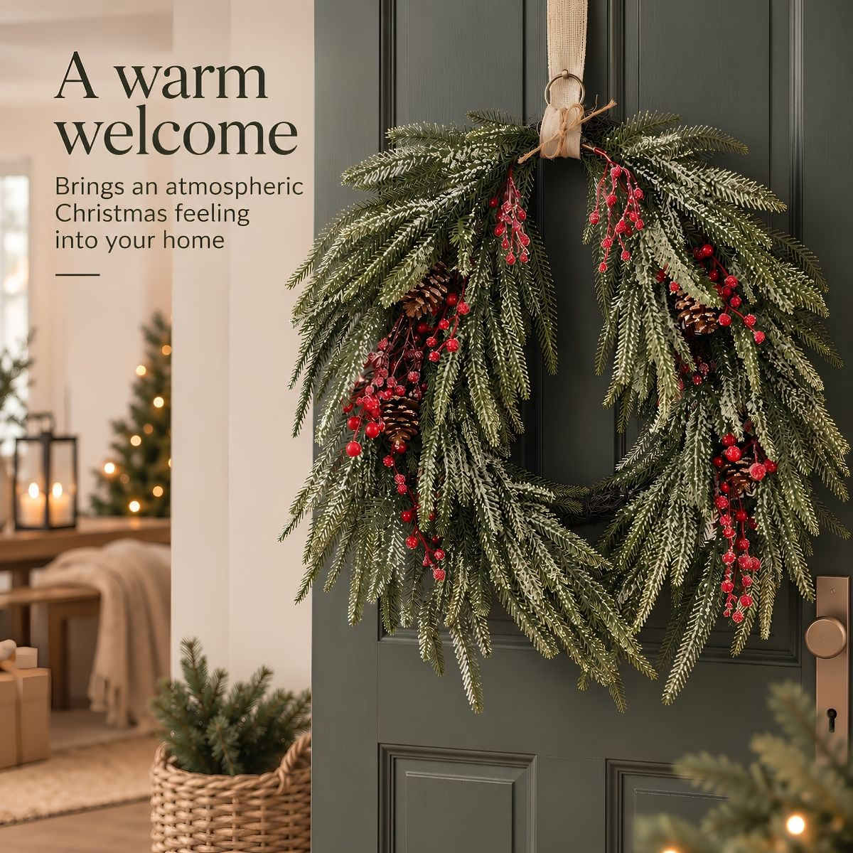 Une couronne de Noël enneigée avec des baies rouges et des pommes de pin est accrochée à une porte verte.