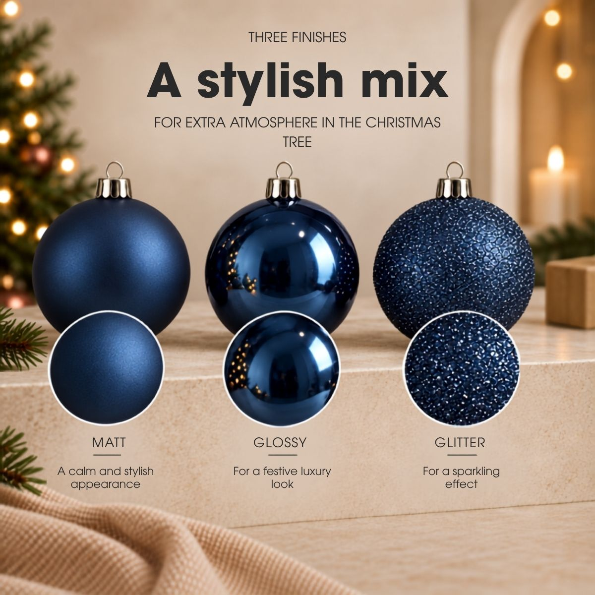 Trois boules de Noël bleues aux finitions mate, brillante et pailletée posées sur une table.