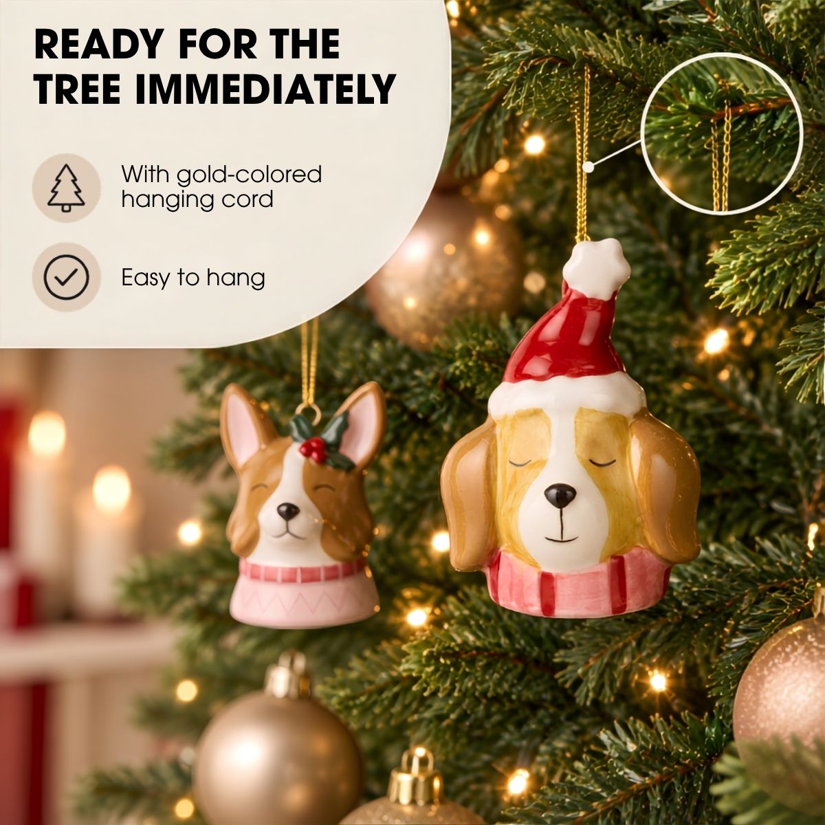 Deux ornements de chien sont suspendus à un sapin de Noël illuminé.
