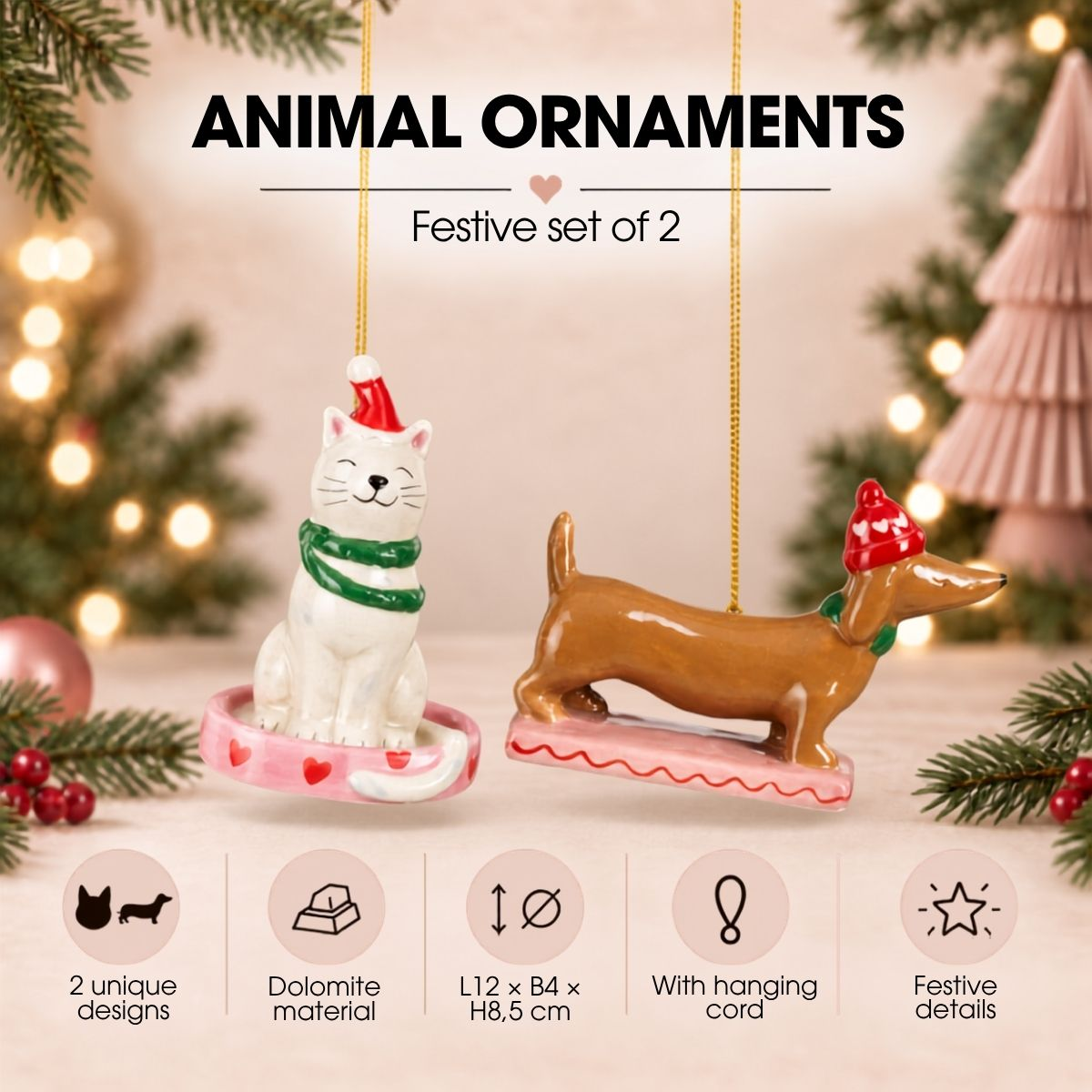 Deux ornements d'animaux en céramique, un chat et un teckel avec des bonnets de Noël, pendent sur fond festif.