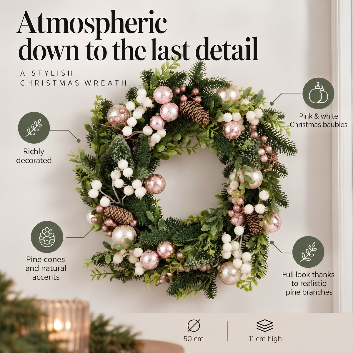 Une élégante couronne de Noël décorée de boules roses et blanches, de pommes de pin et de branches.