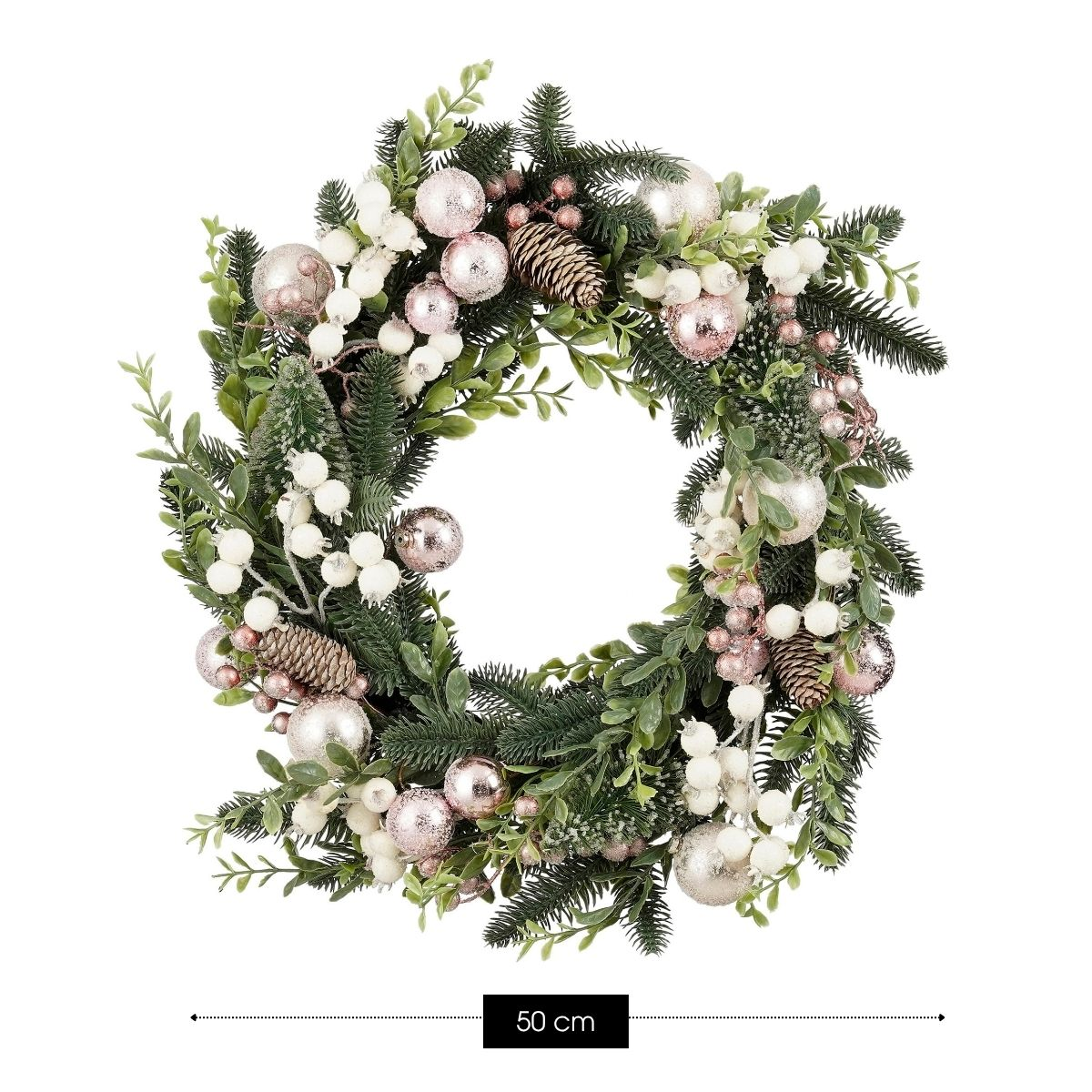 Couronne de Noël avec branches vertes, pommes de pin, baies blanches et boules roses sur fond blanc, 50 cm.