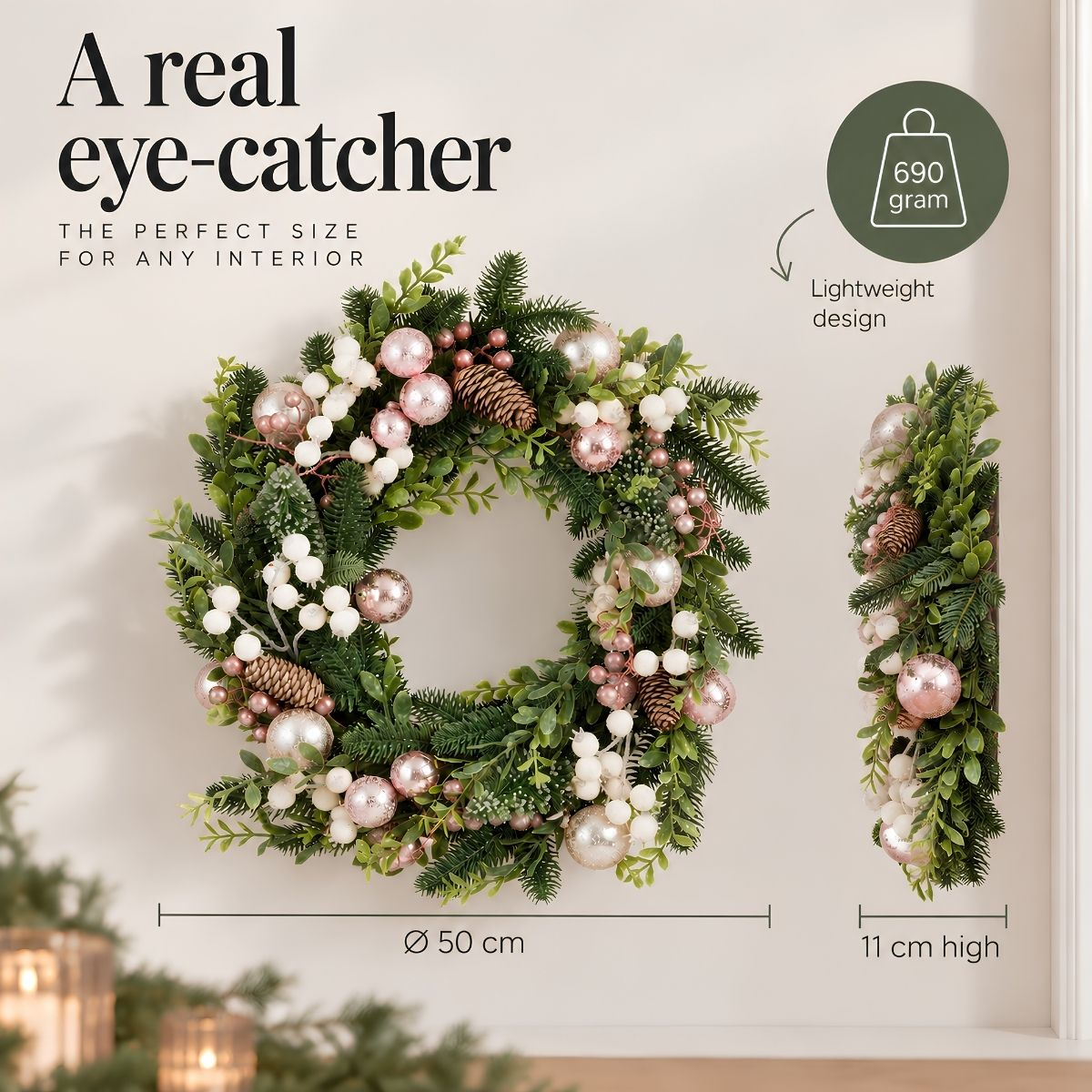 Une couronne de Noël de 50cm avec pommes de pin, baies blanches et boules roses.