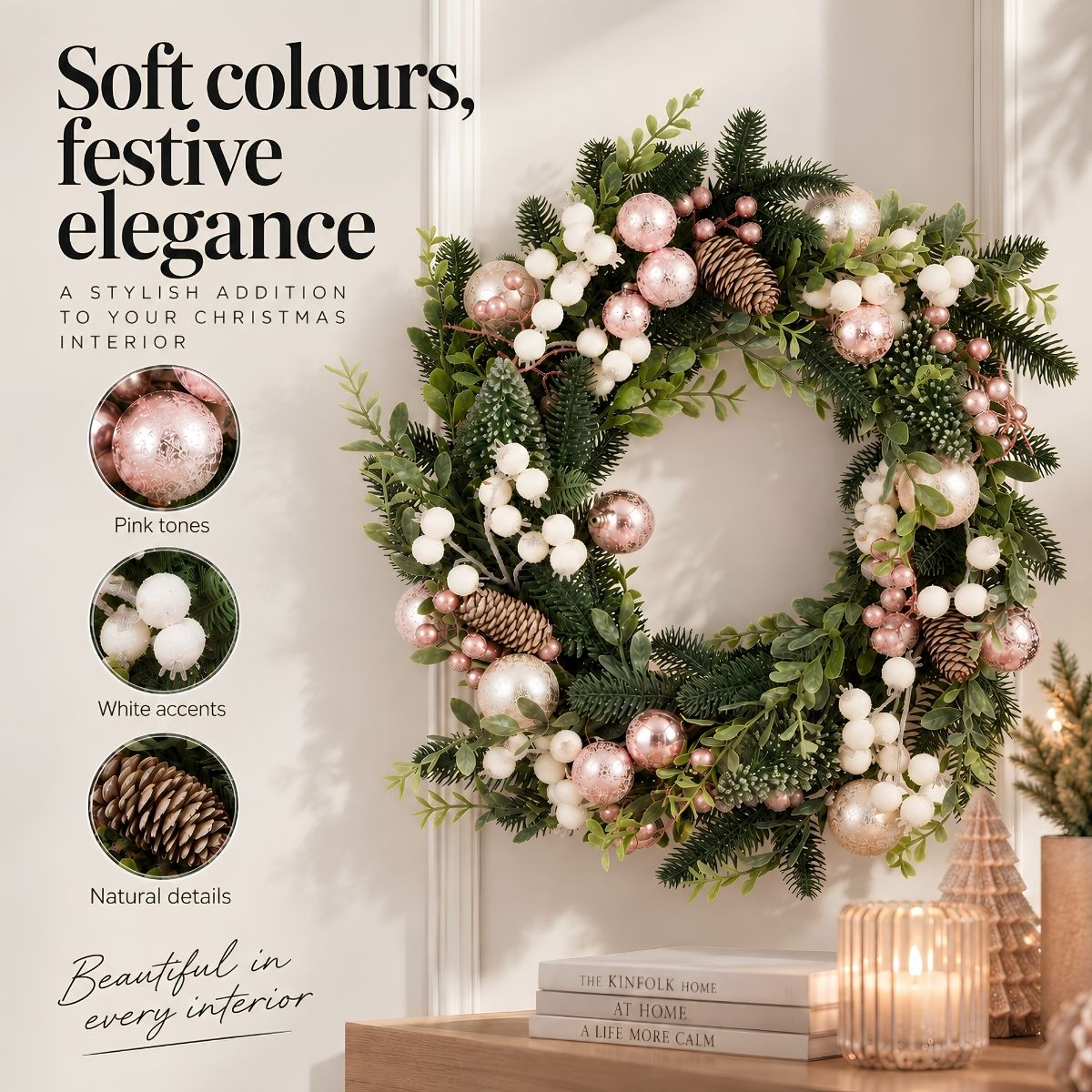 Une couronne de Noël avec des ornements roses, des baies blanches, des pommes de pin et de la verdure.