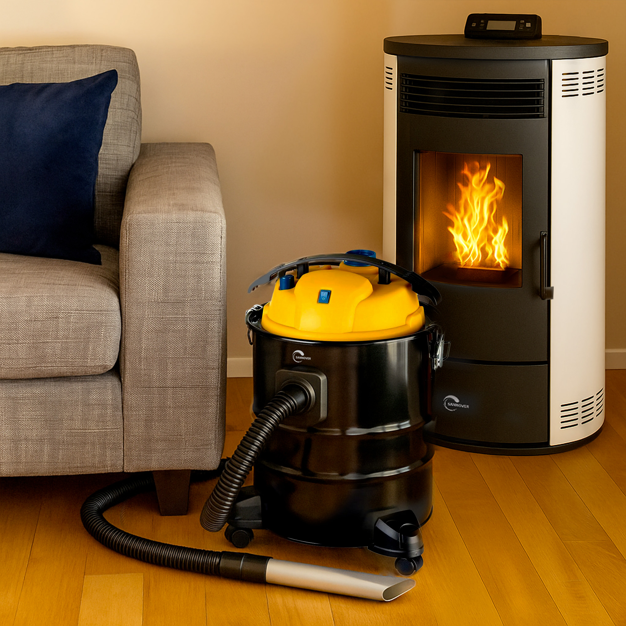 Un aspirapolvere giallo e nero su pavimento in legno vicino a un divano grigio e una stufa con fuoco.