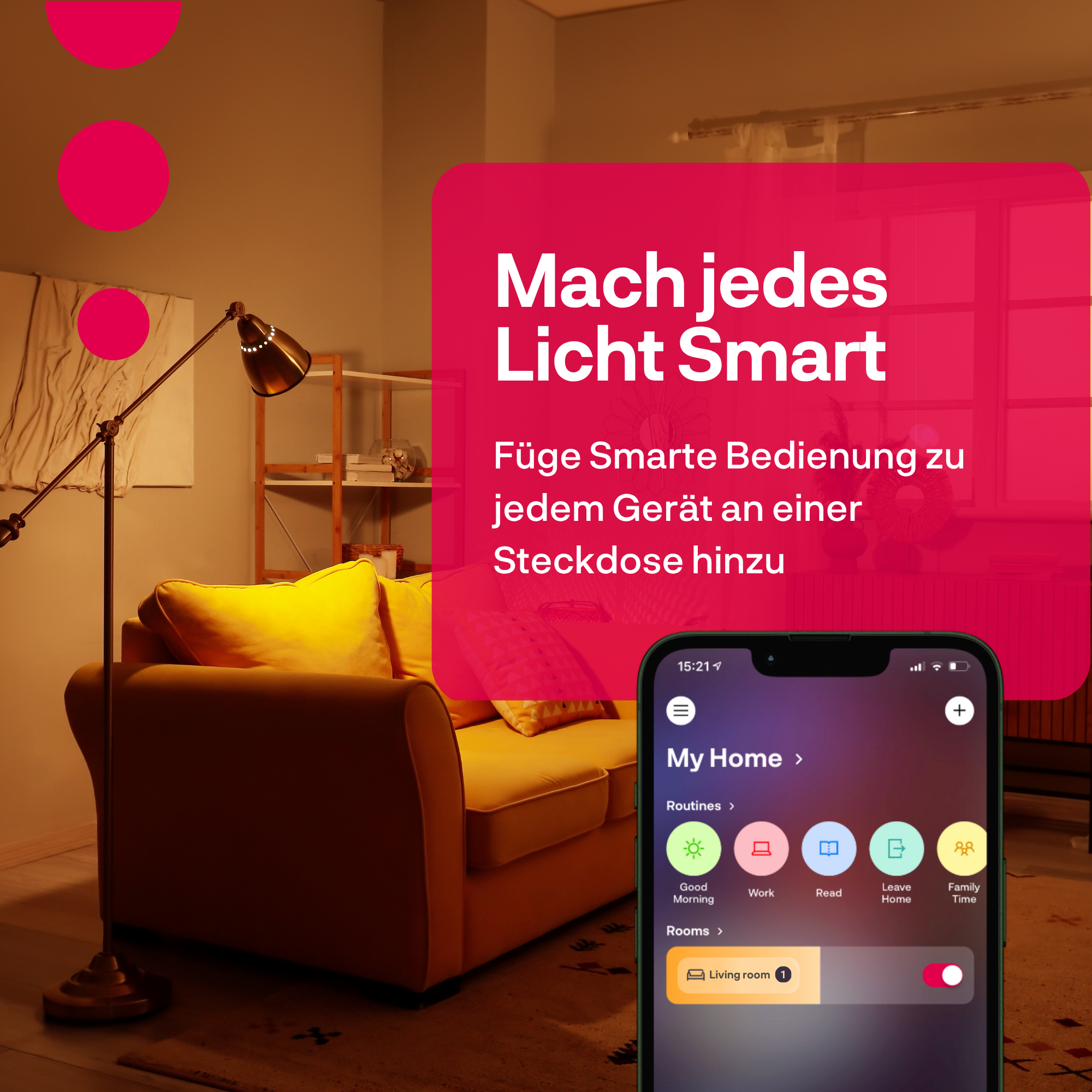 Een sfeervolle woonkamer met bank, staande lamp en smartphone met een smart home-app.