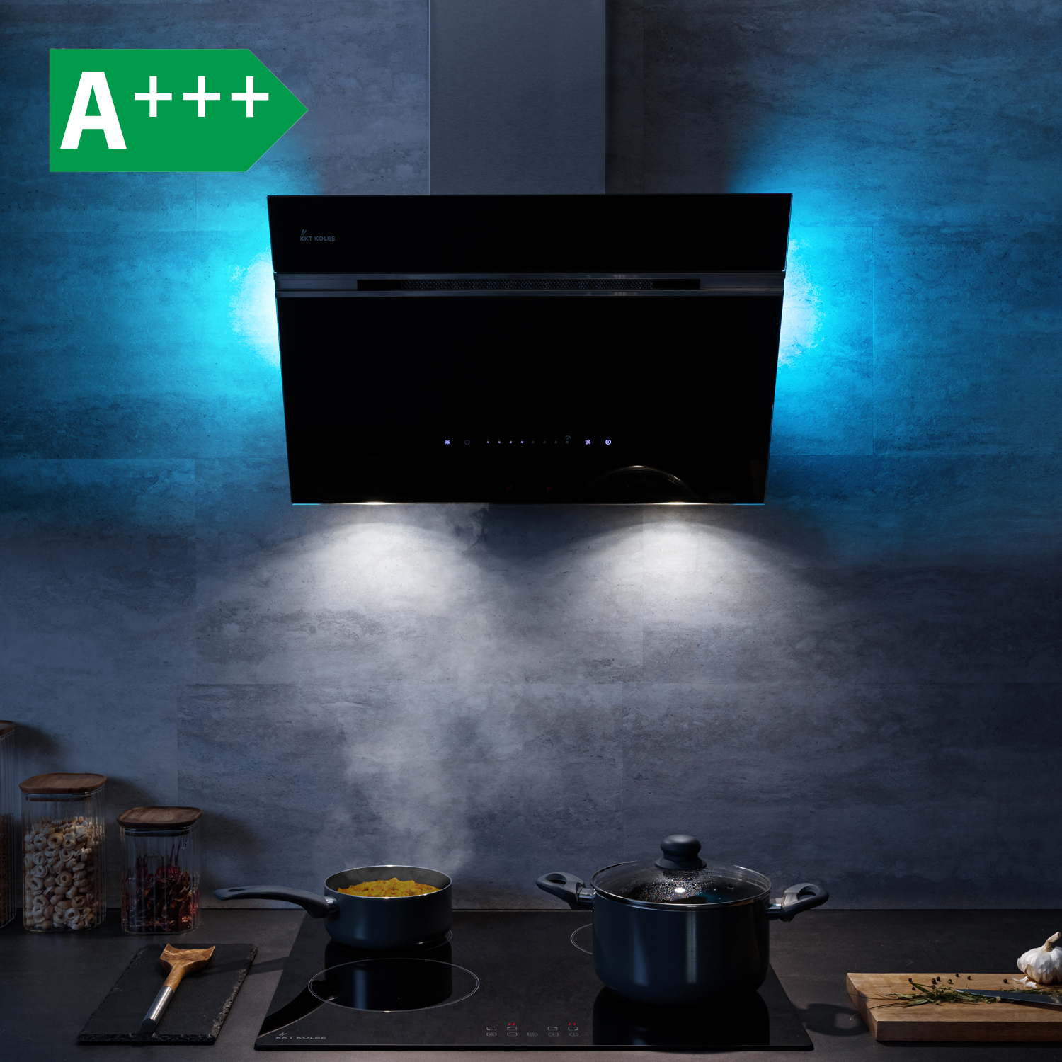 Moderna cappa aspirante nera sopra il piano cottura con retroilluminazione blu e vapore.