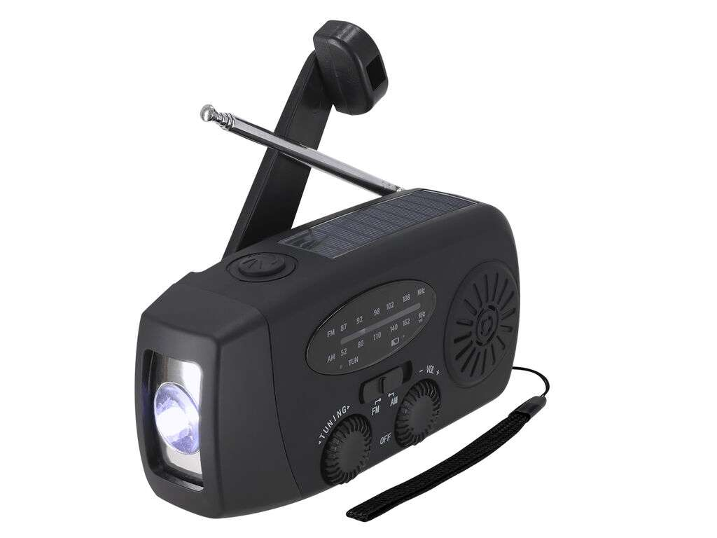 Una radio de emergencia negra con manivela, linterna, antena, altavoz y diales de sintonización sobre fondo blanco.