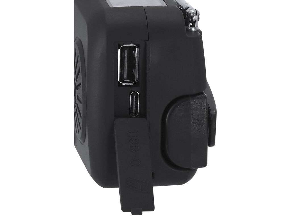 Vista lateral de un dispositivo electrónico negro con puertos USB-A y USB-C, este último con la tapa de goma abierta.