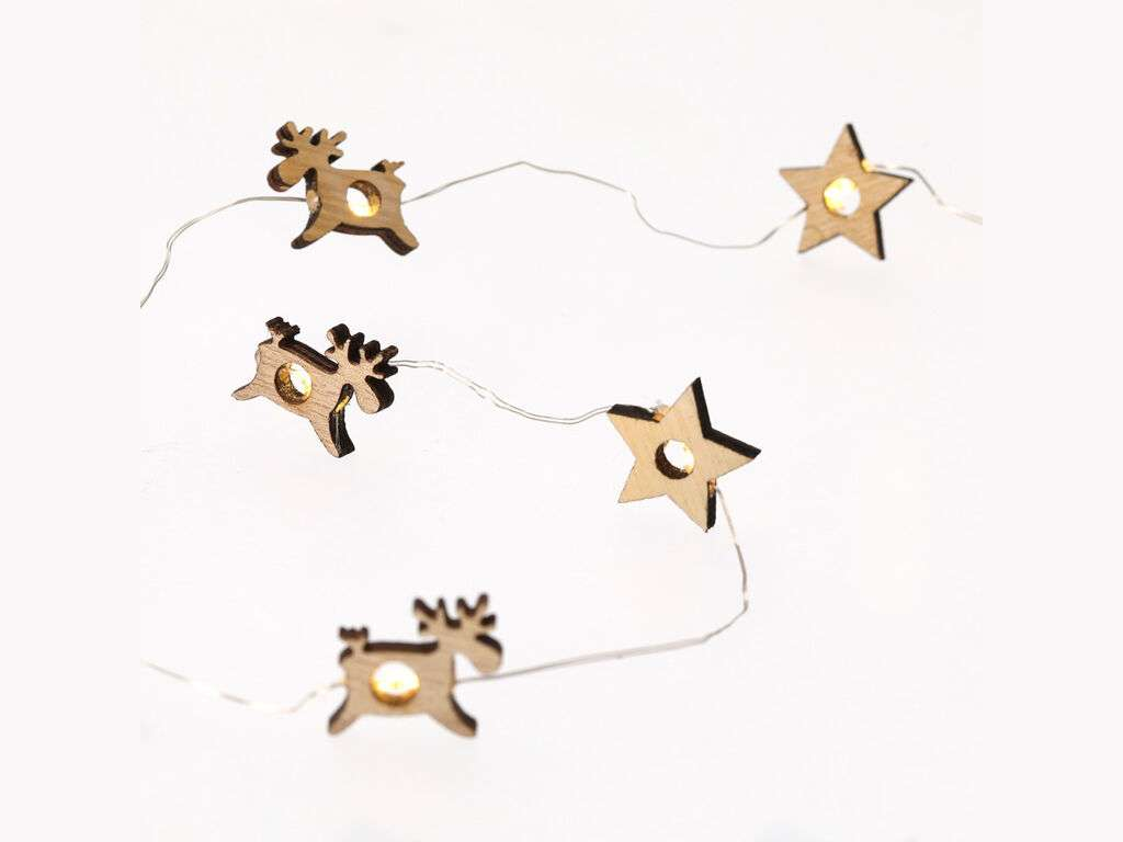 Guirnalda de luces con pequeñas figuras de madera recortadas e iluminadas de ciervos y estrellas sobre fondo blanco.