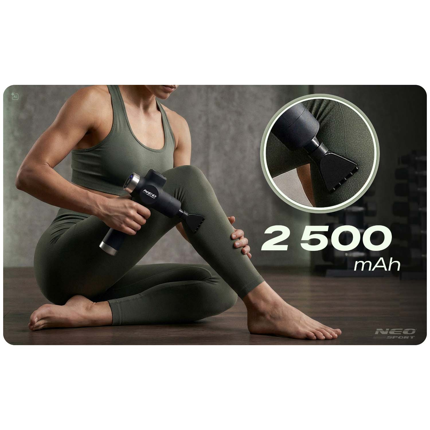 Kobieta w stroju sportowym używa czarnego pistoletu do masażu na udzie, z napisem 2500 mAh.
