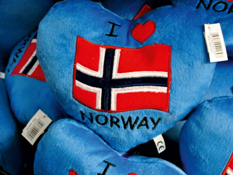 Blaue Plüschherzen mit der norwegischen Flagge und der Aufschrift I Love Norway.