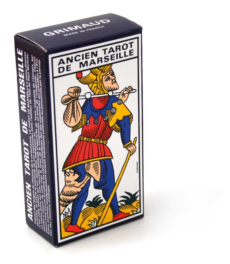Eine Grimaud Ancien Tarot de Marseille Kartenschachtel zeigt den Narren mit Bündel und Stab.