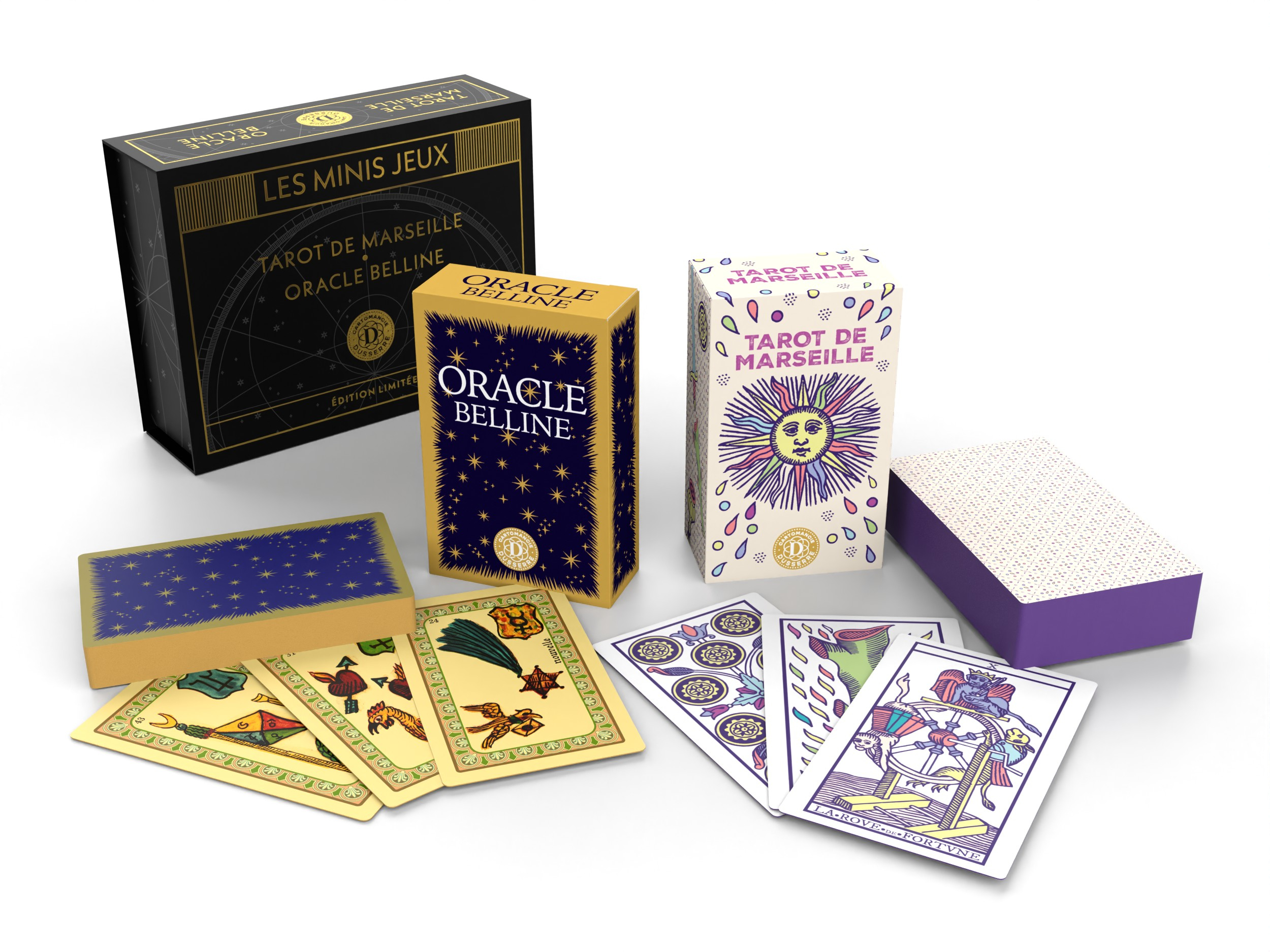 Zwei Tarotkartensets mit Schachteln und Beispielkarten auf weißer Fläche.