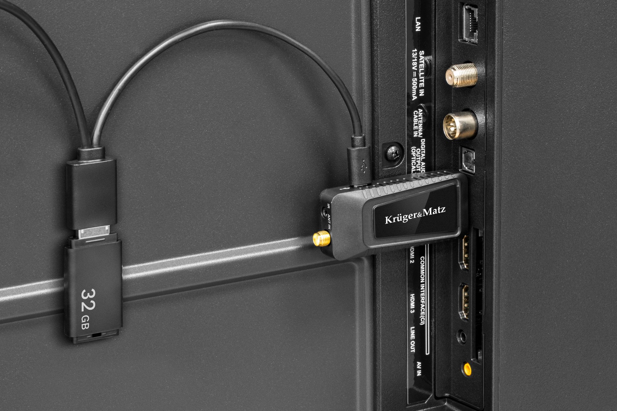 Adapter Krüger&Matz i pamięć USB 32 GB podłączone do portów z tyłu telewizora.