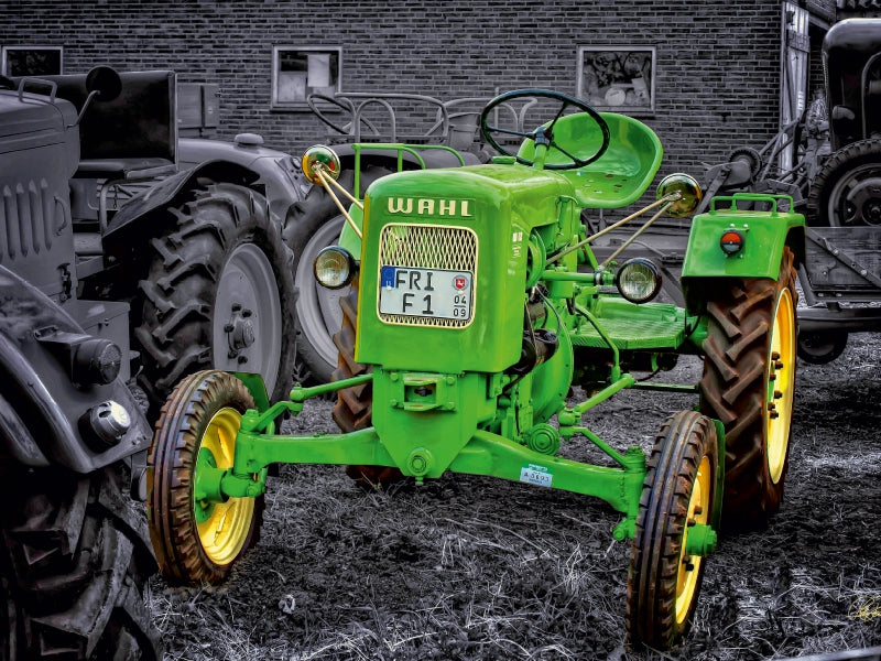 Ein leuchtend grüner WAHL-Traktor hebt sich vor einem monochromatischen Hintergrund aus dunklem Backstein ab.