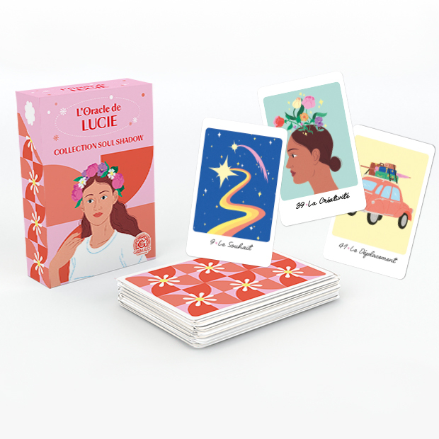 Rosa Schachtel des "L'Oracle de Lucie" mit einem Kartenstapel und drei ausgelegten Motivkarten auf weißem Grund.