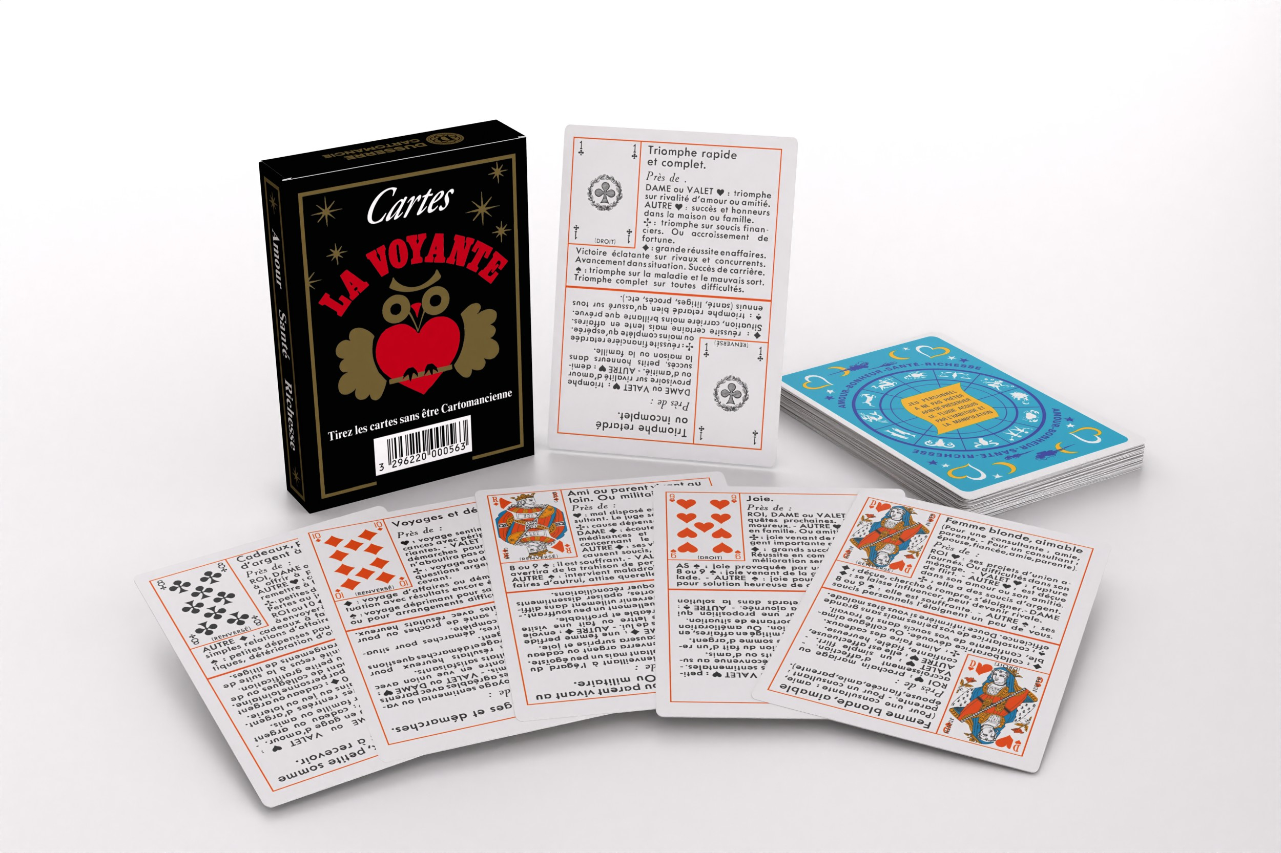 Ein französisches Wahrsagekarten-Set mit einer schwarzen Box und mehreren ausgelegten Tarotkarten auf weißem Hintergrund.