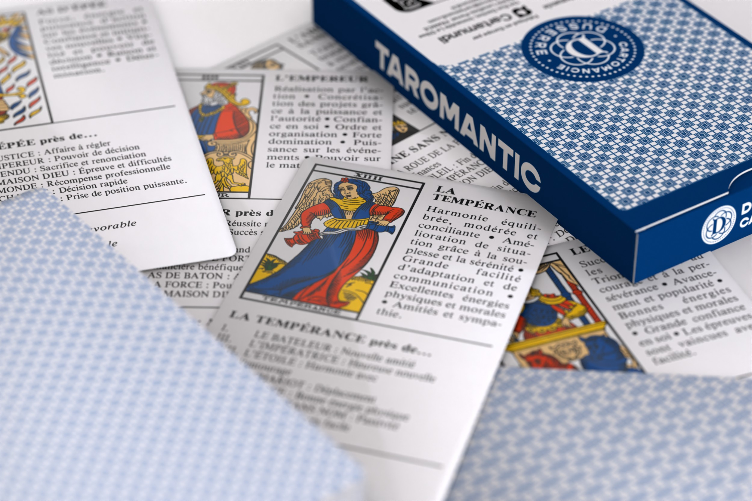 Taromantic-Karten und eine blaue Schachtel mit Tarotkarten und Anleitung.