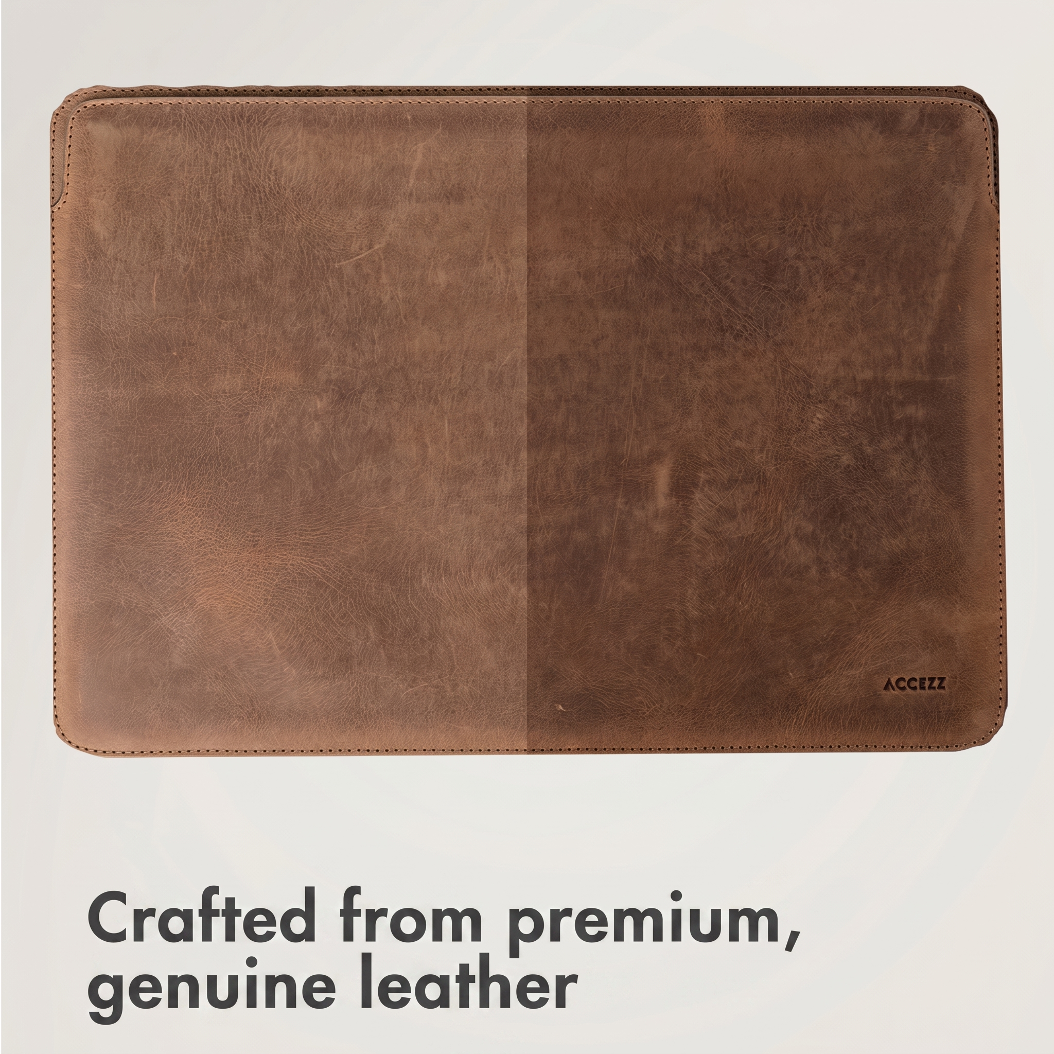 Una funda de cuero marrón rectangular para portátil con bordes cosidos y el logotipo de Accez sobre fondo claro.