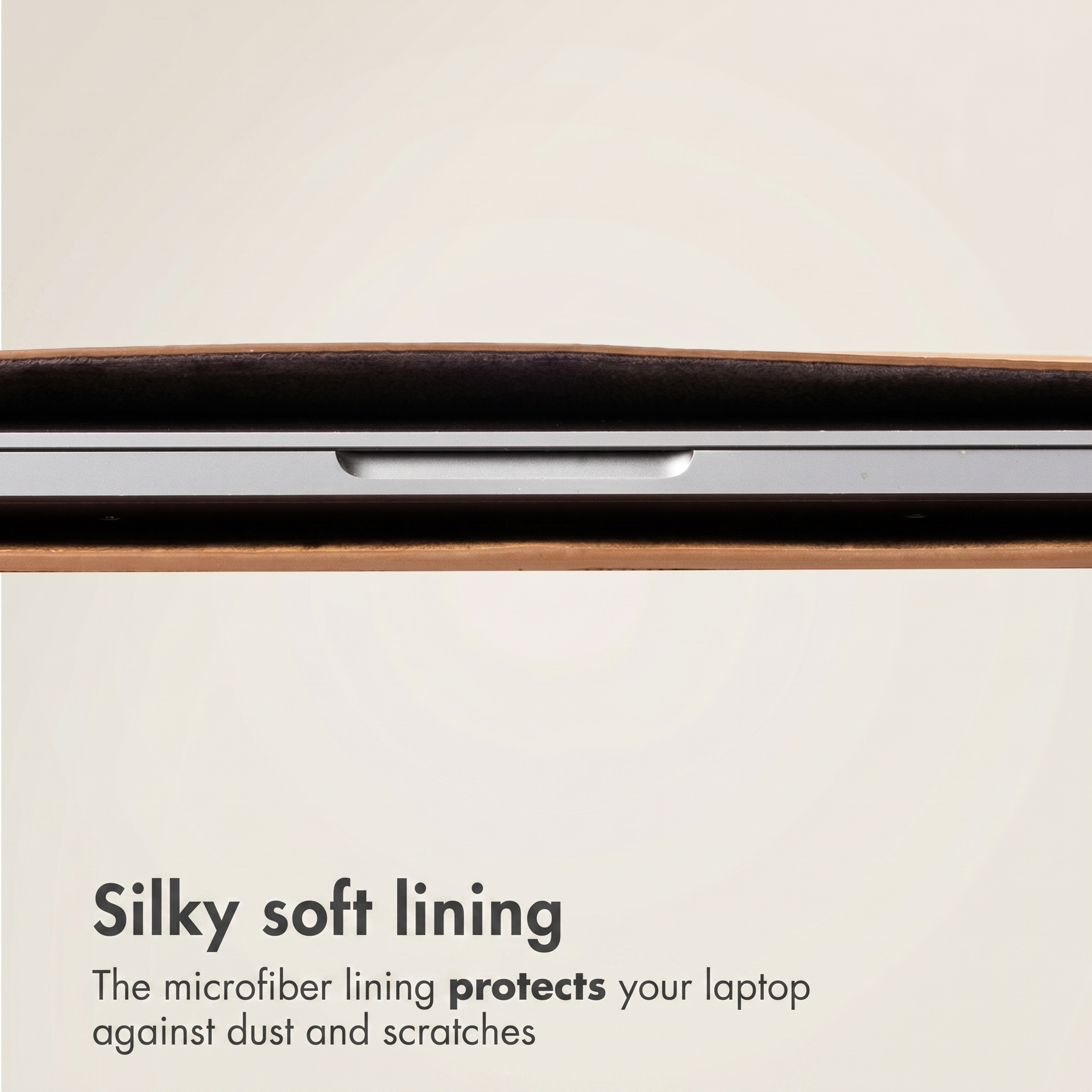 Una laptop en una funda de cuero con forro de microfibra suave y texto abajo.