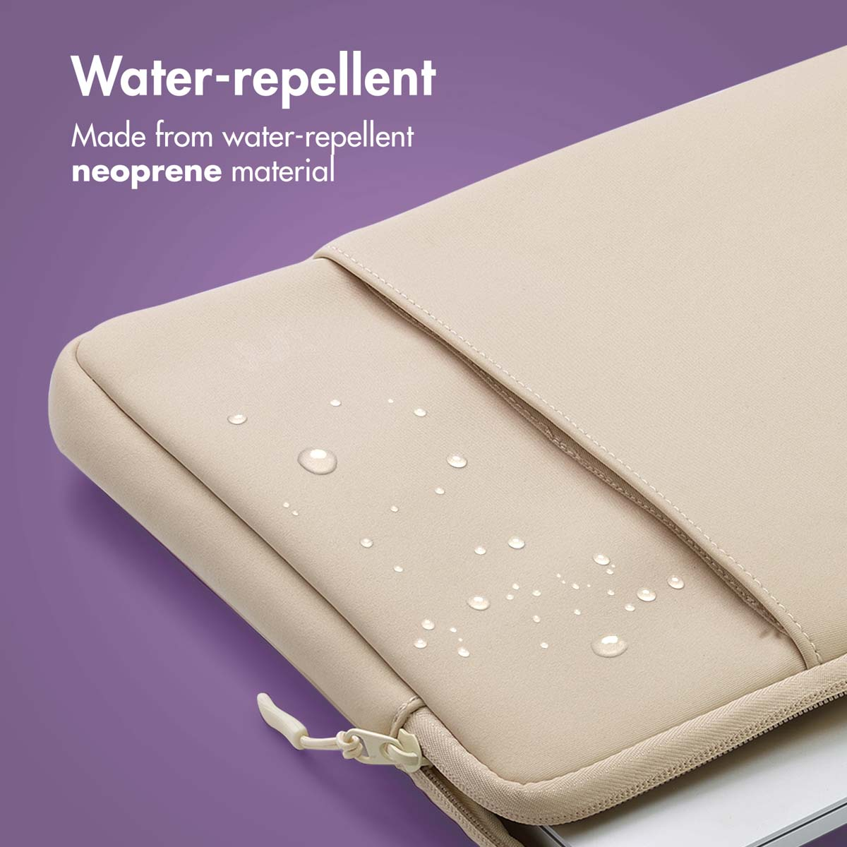 Funda para portátil de neopreno beige repelente al agua con gotas en la superficie sobre fondo morado.