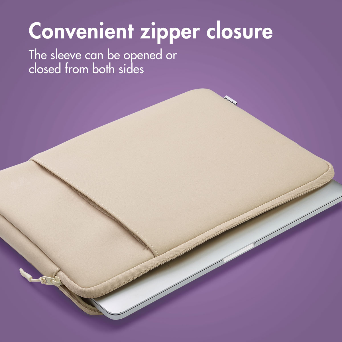 Una funda para portátil beige con cremallera sobre fondo morado.