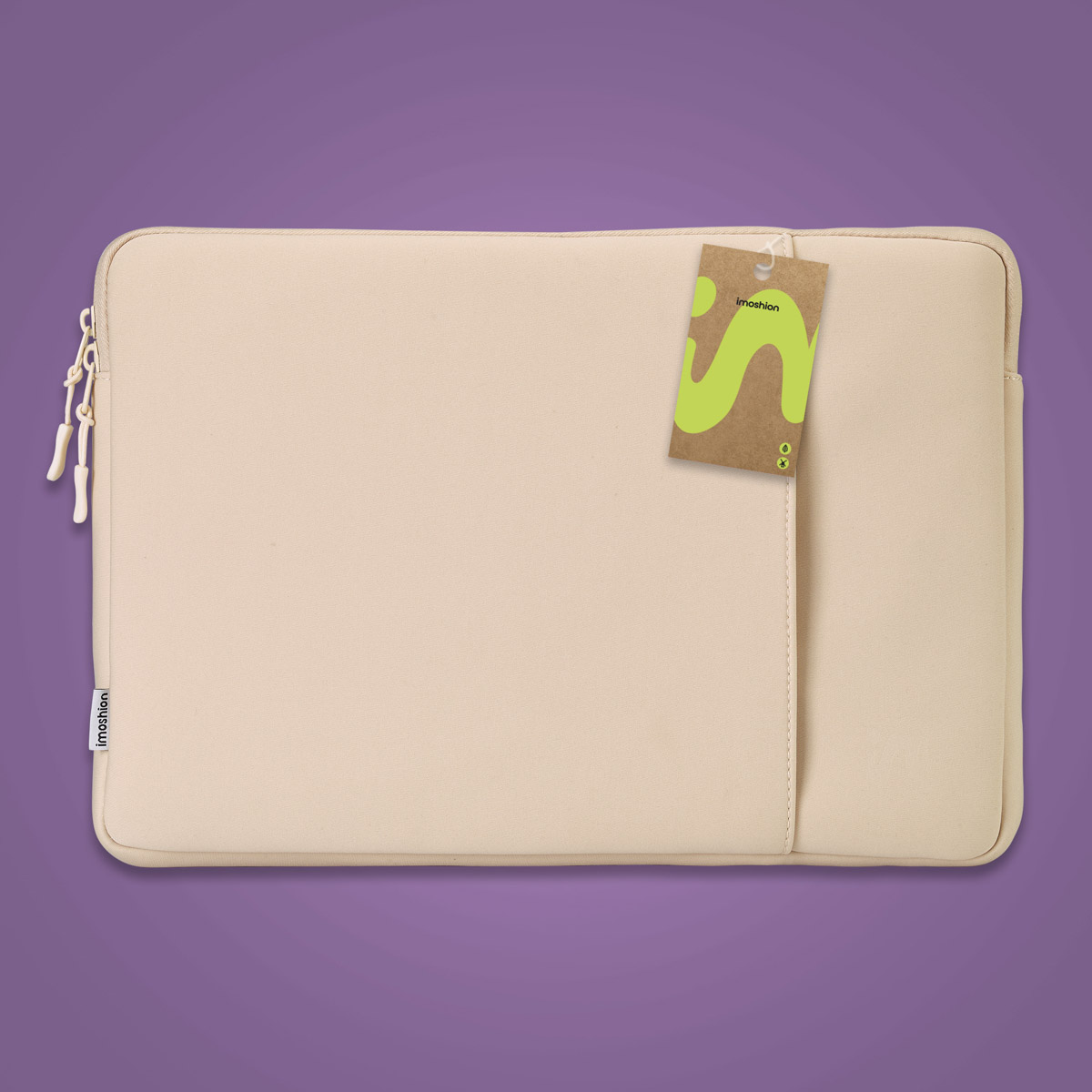 Fundadora de portátil beige con cremalleras y etiqueta verde sobre fondo morado.