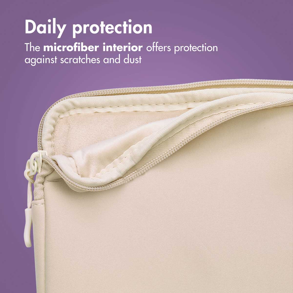 Primer plano de una funda protectora beis con cremallera y texto sobre interior de microfibra.