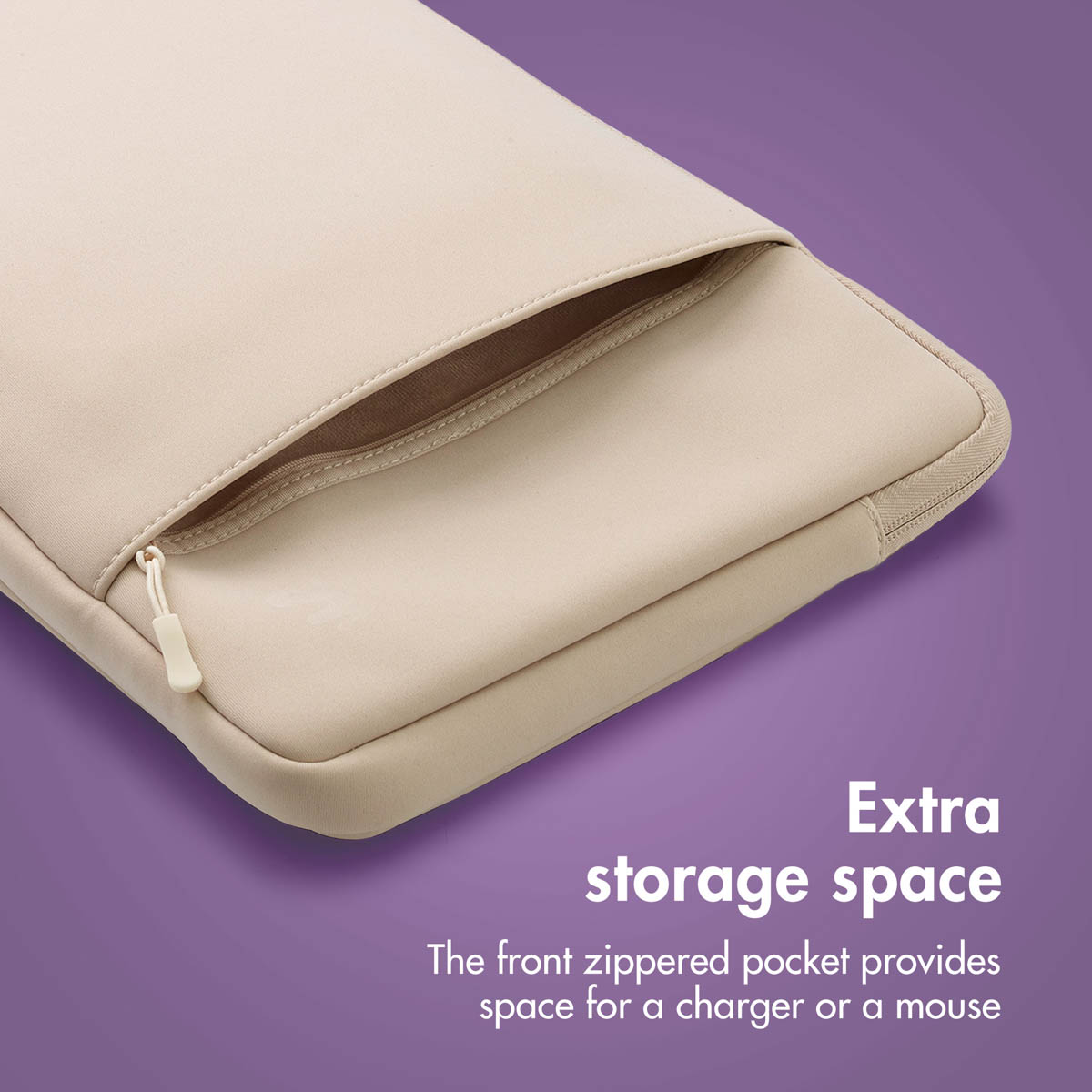 Funda para portátil beige con bolsillo frontal abierto sobre fondo morado.
