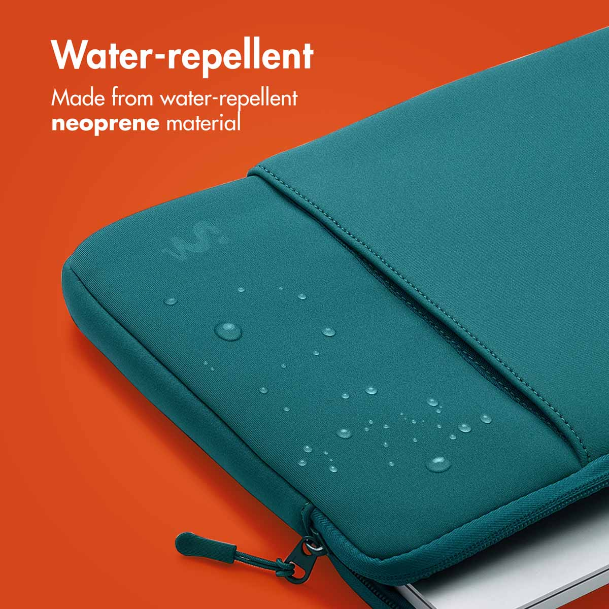 Gotas de agua en una funda para portátil de neopreno verde azulado sobre fondo naranja.