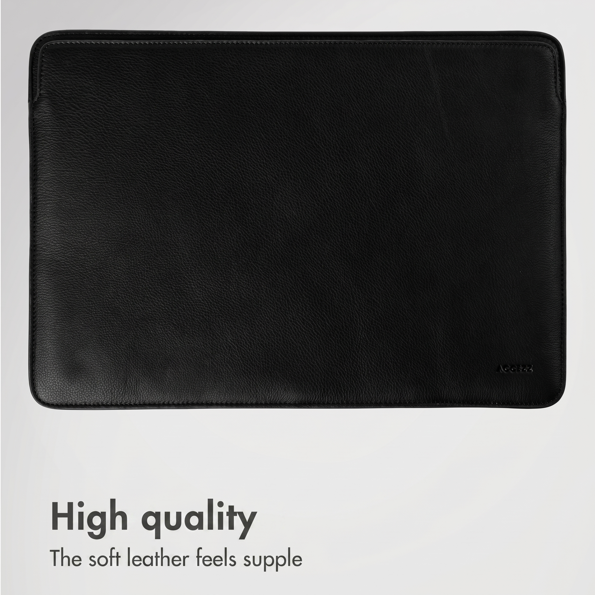 Una funda de cuero negro para portátil sobre fondo claro con texto abajo.