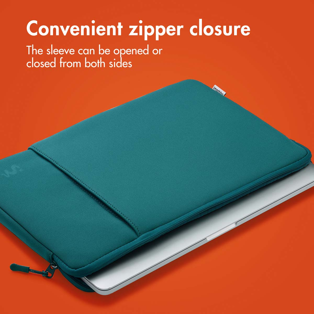 Una funda azul verdoso para portátil con cremallera y un portátil plateado sobre fondo naranja.