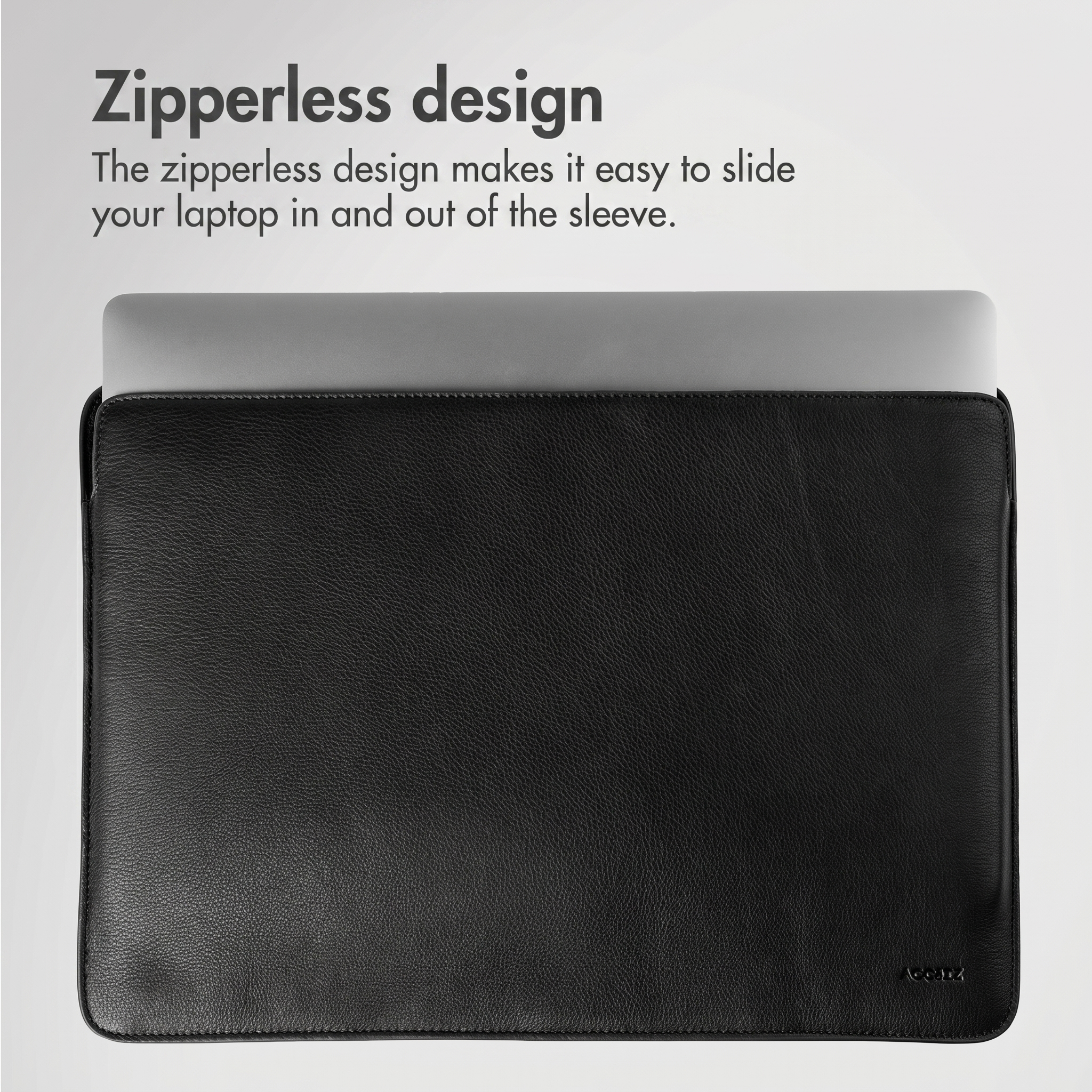 Una laptop plateada se desliza fácilmente en una funda de cuero negro sin cremallera sobre fondo gris.