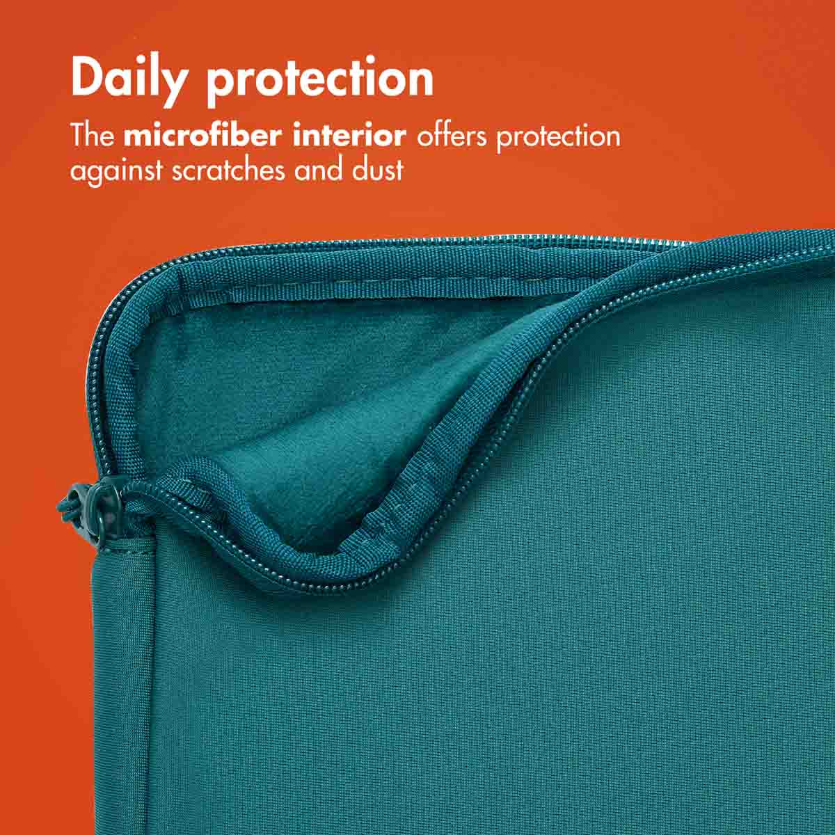 Una funda para portátil de color verde azulado con cremallera abierta sobre fondo naranja.