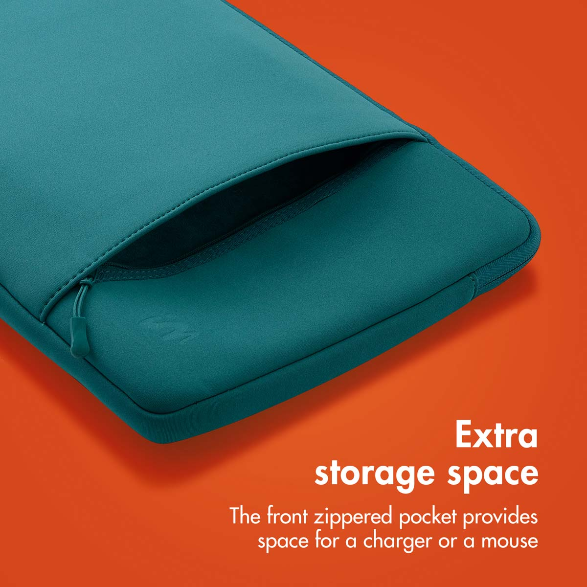 Una funda para portátil verde azulado con un bolsillo frontal con cremallera sobre fondo naranja.