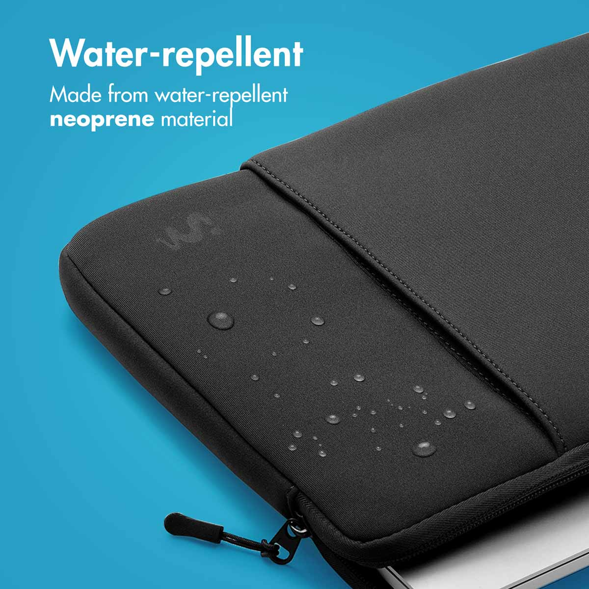 Funda de portátil negra impermeable con gotas de agua en la superficie y texto.