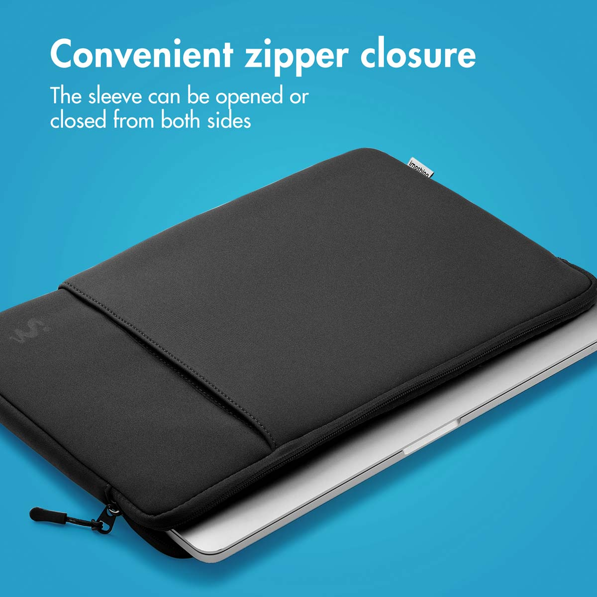 Una funda para portátil negra con cremallera sobre fondo azul.