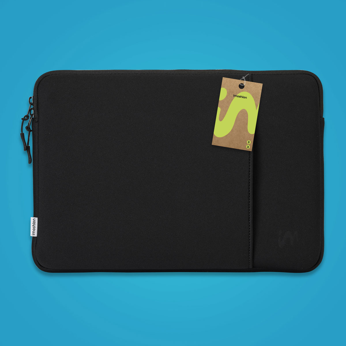 Fundas para portátil negra con cremallera y etiqueta marrón sobre fondo azul.
