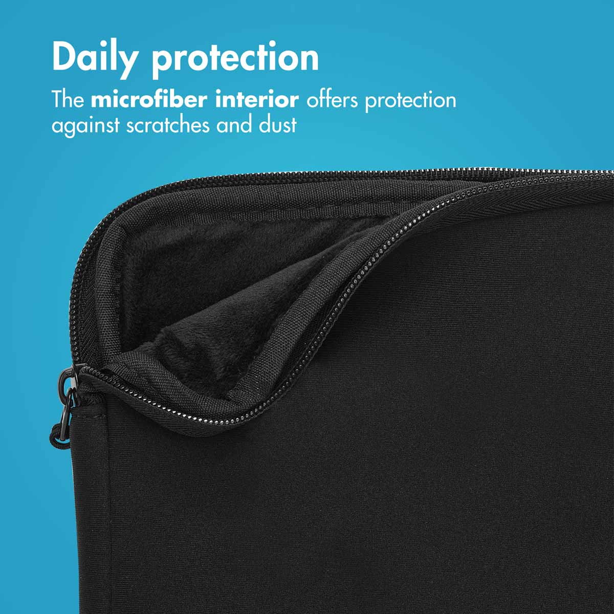 Una funda para portátil negra con interior de microfibra de felpa y cremallera sobre fondo azul con texto.