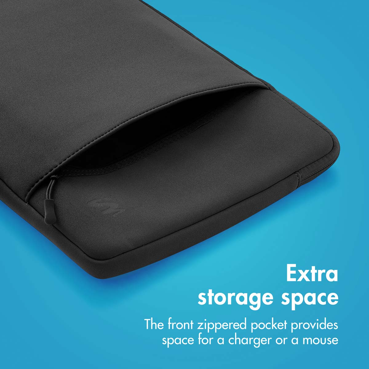 Funda negra para portátil con bolsillo frontal sobre fondo azul.