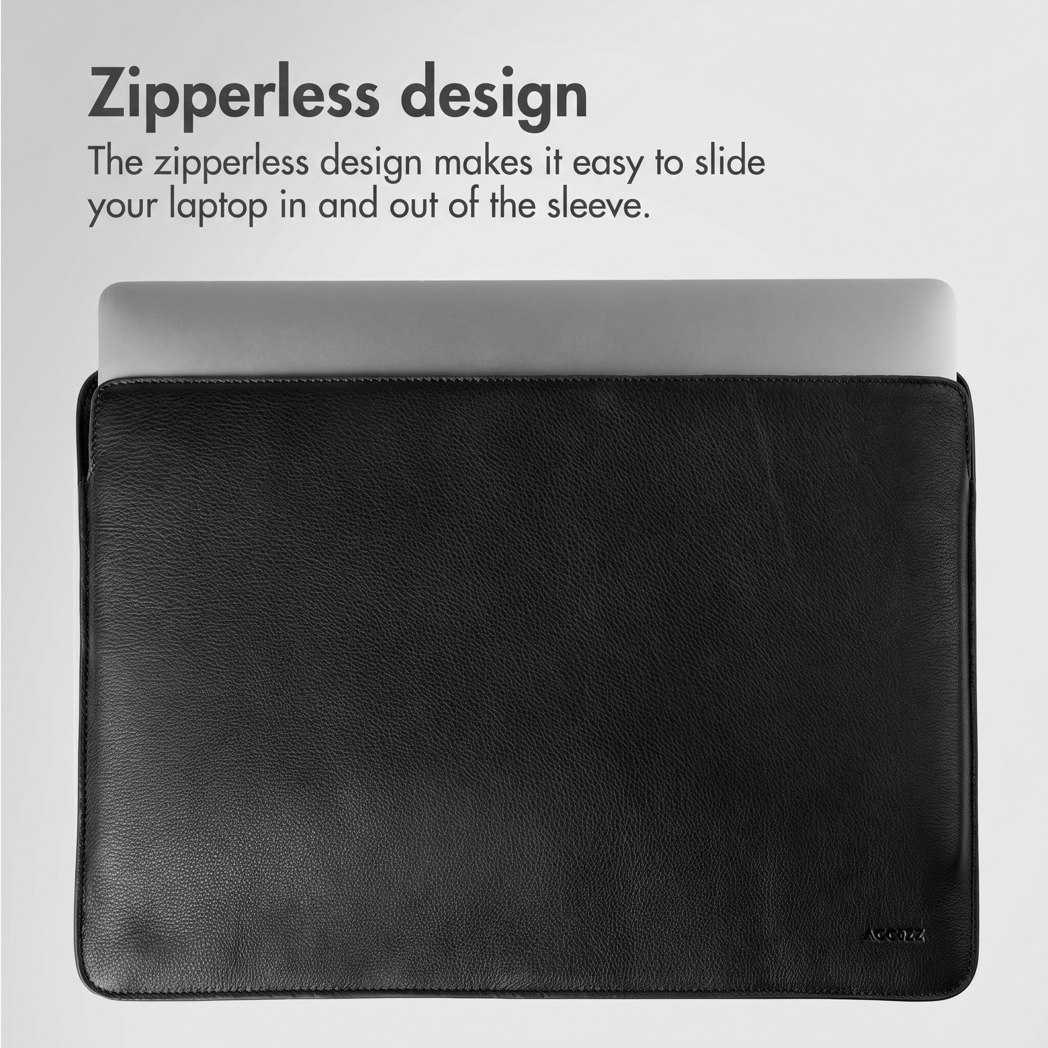 Una laptop plateada se desliza suavemente en una funda de cuero negro sin cremallera.
