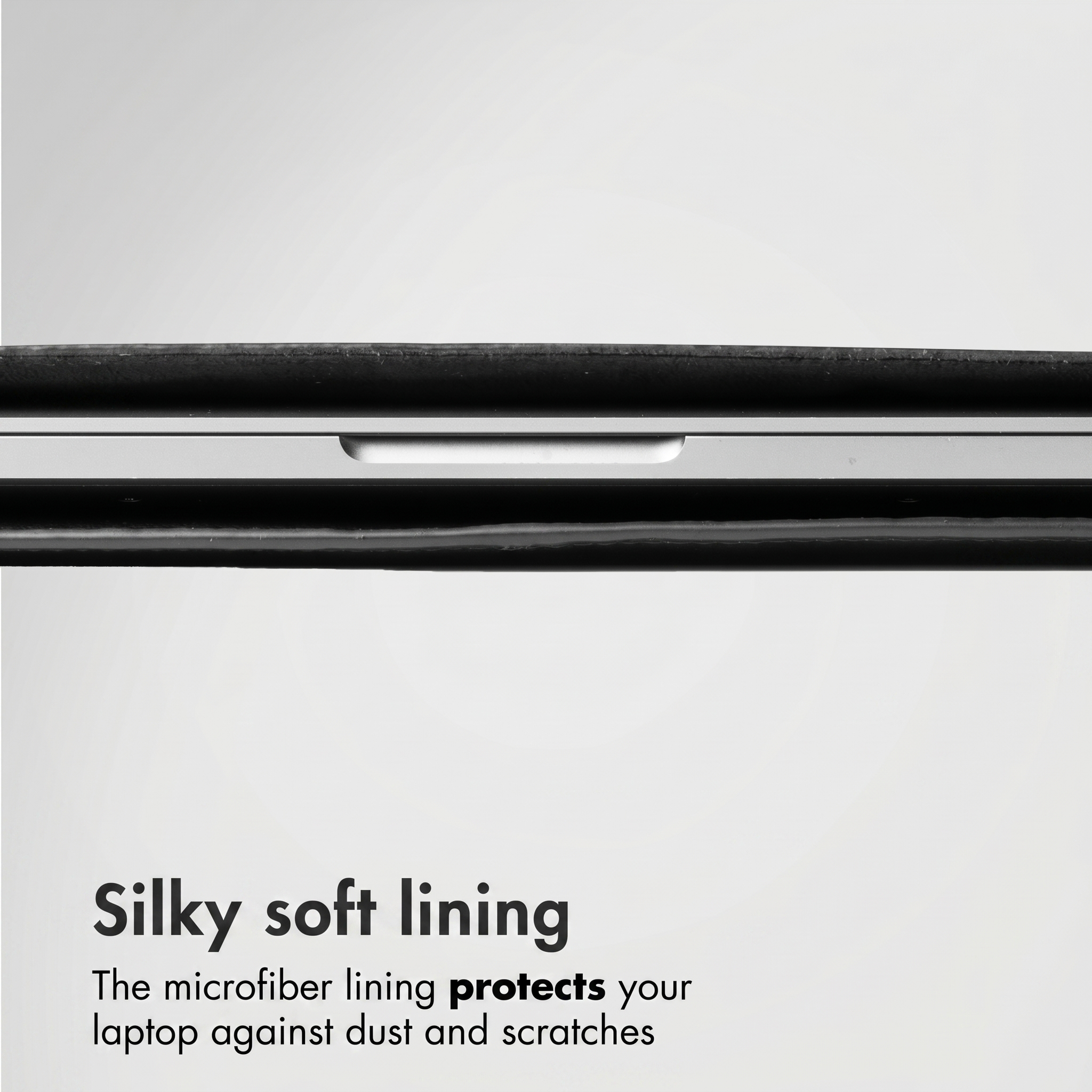 Primer plano de un portátil en una funda protectora, destacando su suave forro de microfibra contra polvo y arañazos.