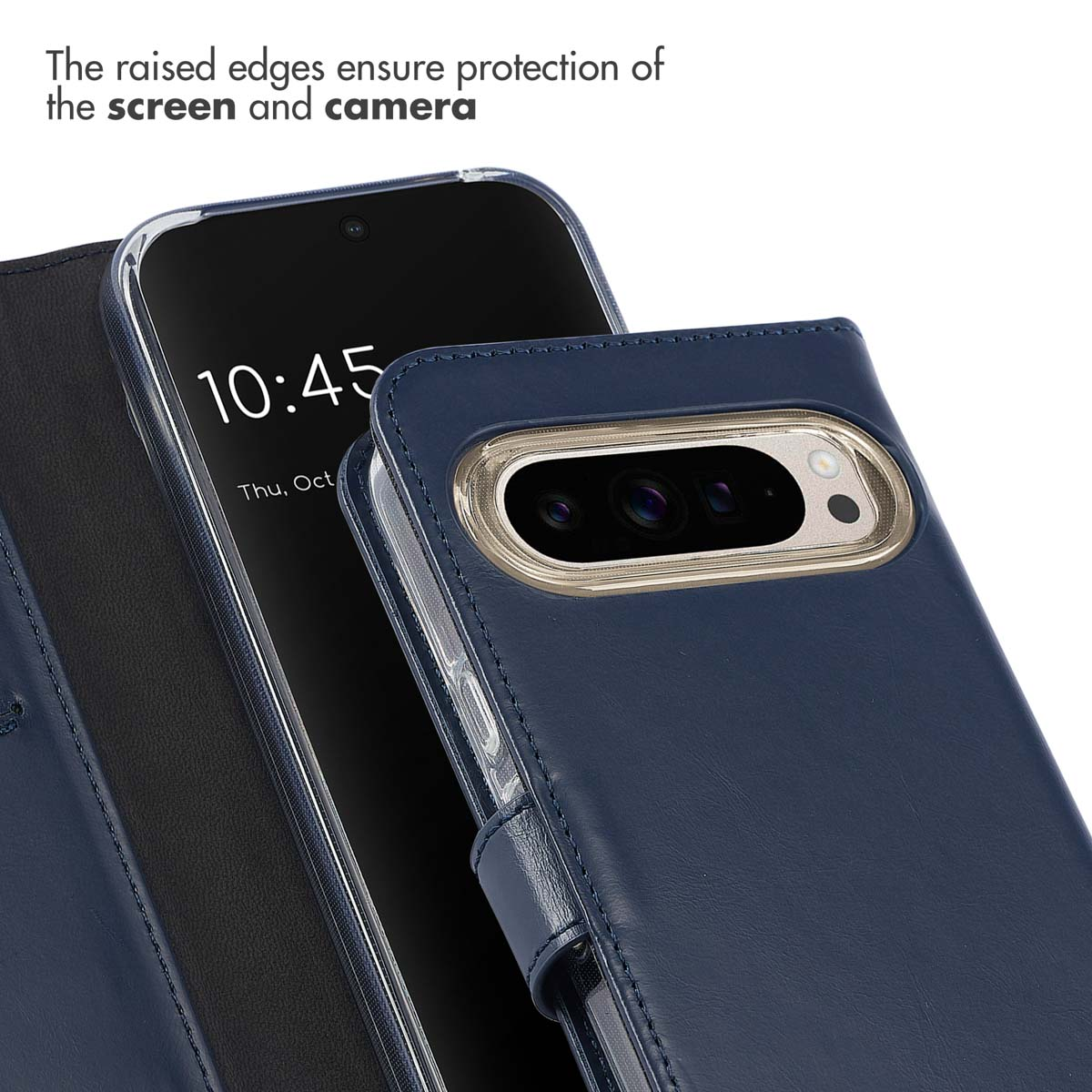 Una funda de piel azul con bordes elevados protege un smartphone, mostrando la hora 10:45 en su pantalla.