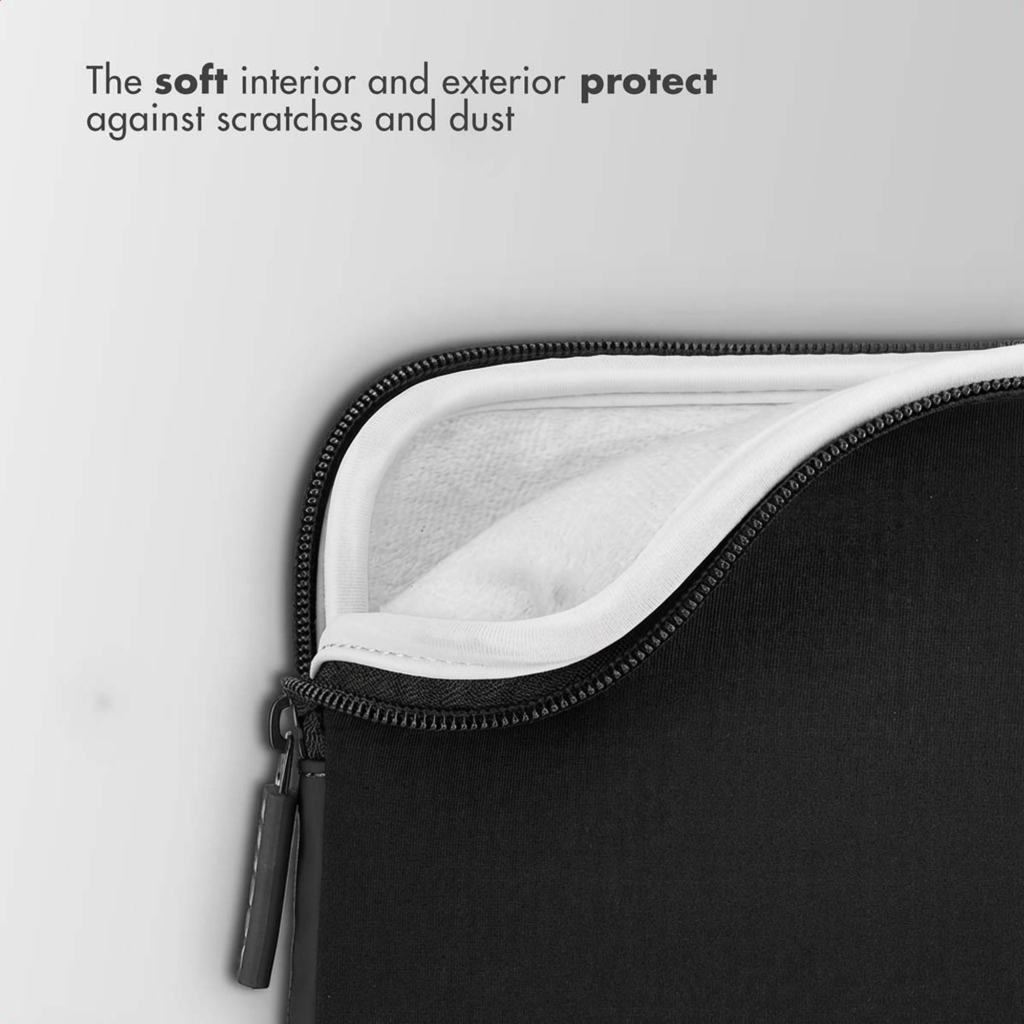 Una funda negra para laptop con cremallera abierta y forro interior blanco y suave.