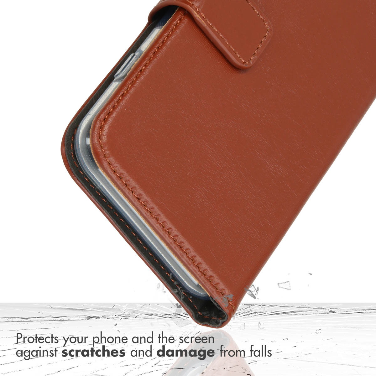 Un étui de téléphone en cuir marron protège un smartphone à l'intérieur sur fond blanc.