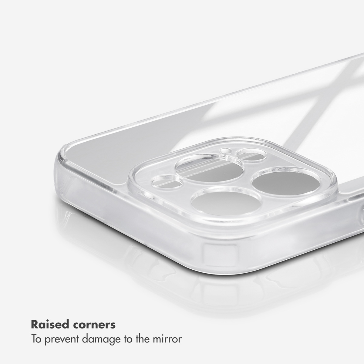 Funda de móvil transparente con esquinas elevadas para proteger la cámara sobre fondo claro.