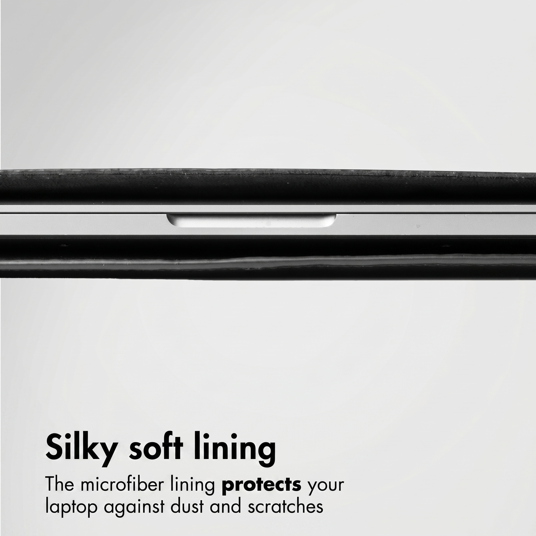 Primer plano de un ordenador portátil en una funda protectora, destacando el suave forro de microfibra.