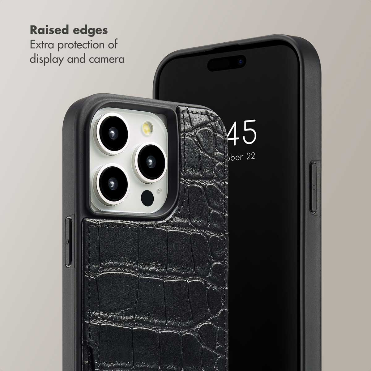 Nahaufnahme einer schwarzen Smartphone-Hülle aus Leder mit Krokodil-Textur und erhöhten Kanten zum Schutz.